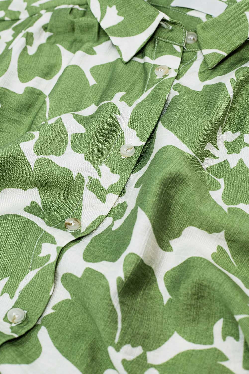 Camisa relajada con estampado floral en verde Q2