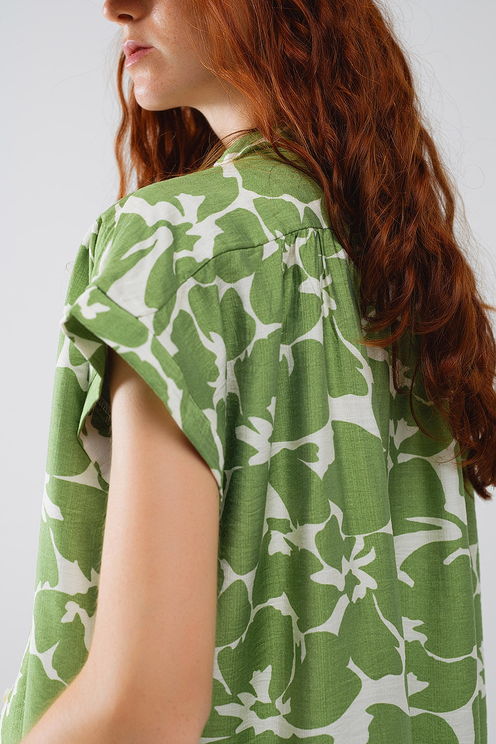 Camisa relajada con estampado floral en verde Q2