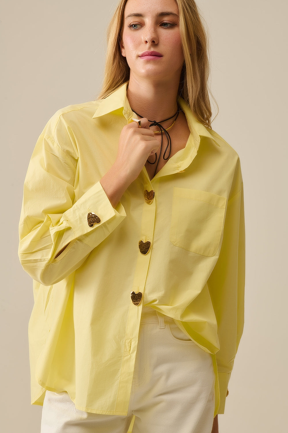 Q2 Camisa relajada de popelina con botones dorados en forma de corazón en amarillo