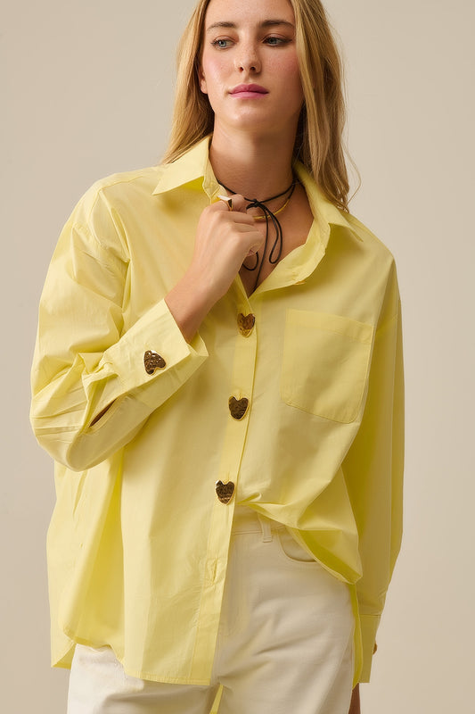 Q2 Camisa relajada de popelina con botones dorados en forma de corazón en amarillo