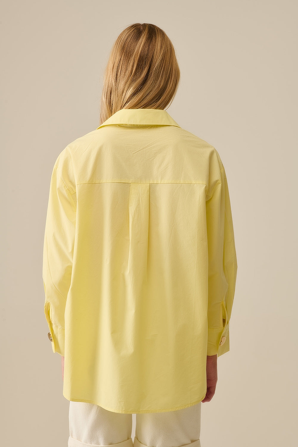 Camisa relajada de popelina con botones dorados en forma de corazón en amarillo Q2