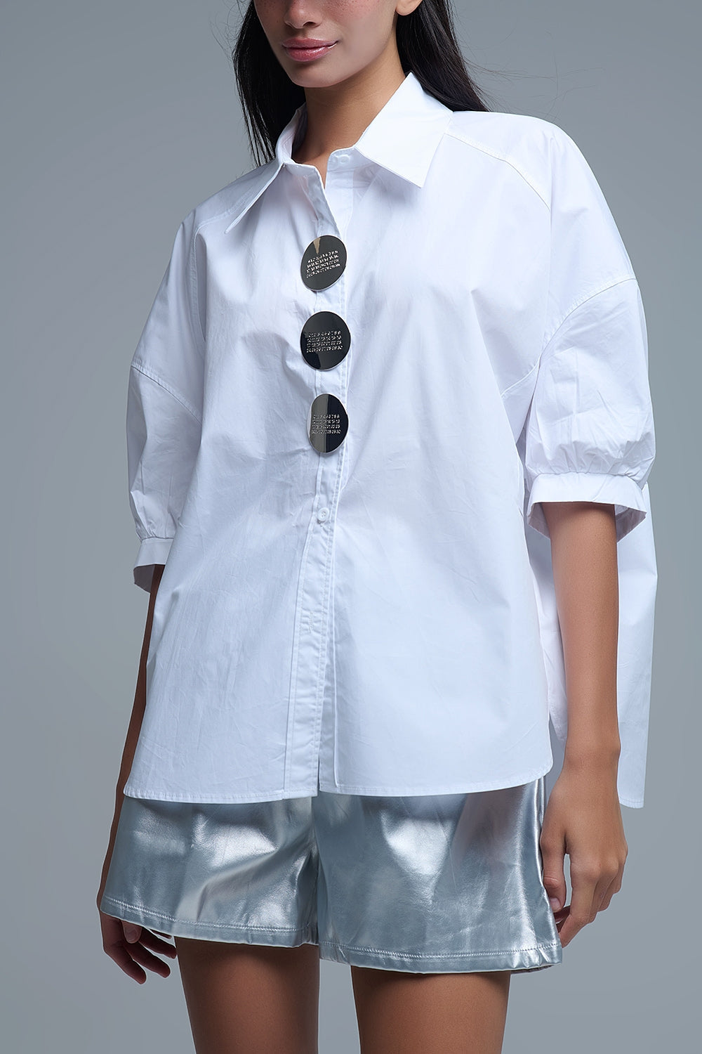 Camisa relajada de popelina de manga 3/4 con detalle de botones en blanco Q2