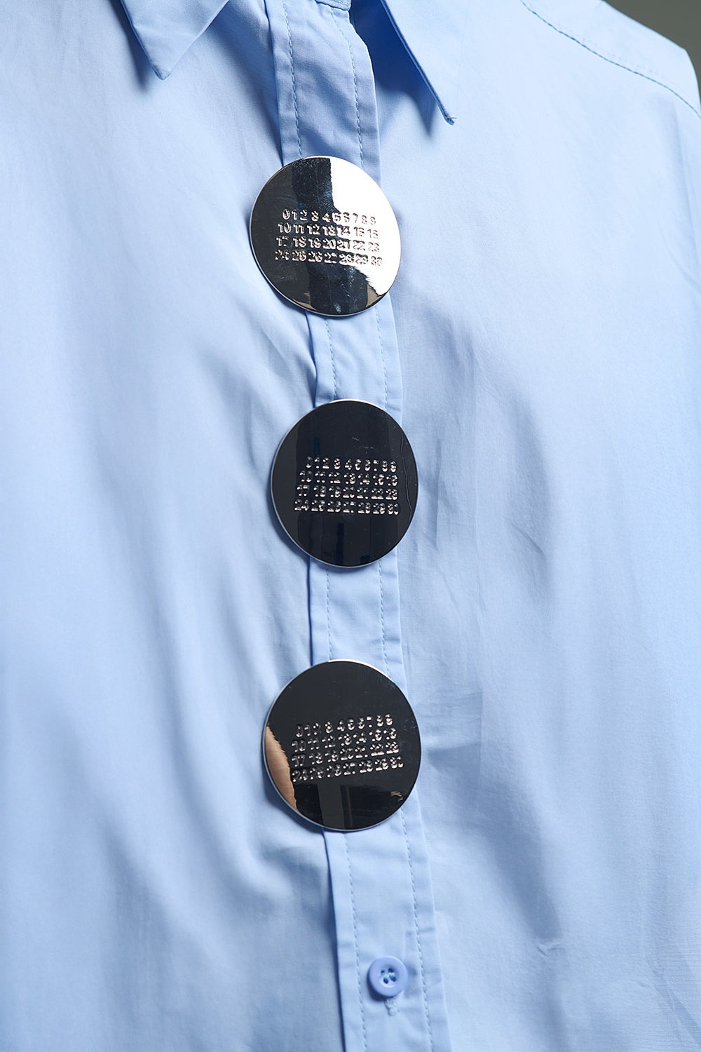 Camisa relajada de popelina de manga 3/4 con detalle de botones Q2