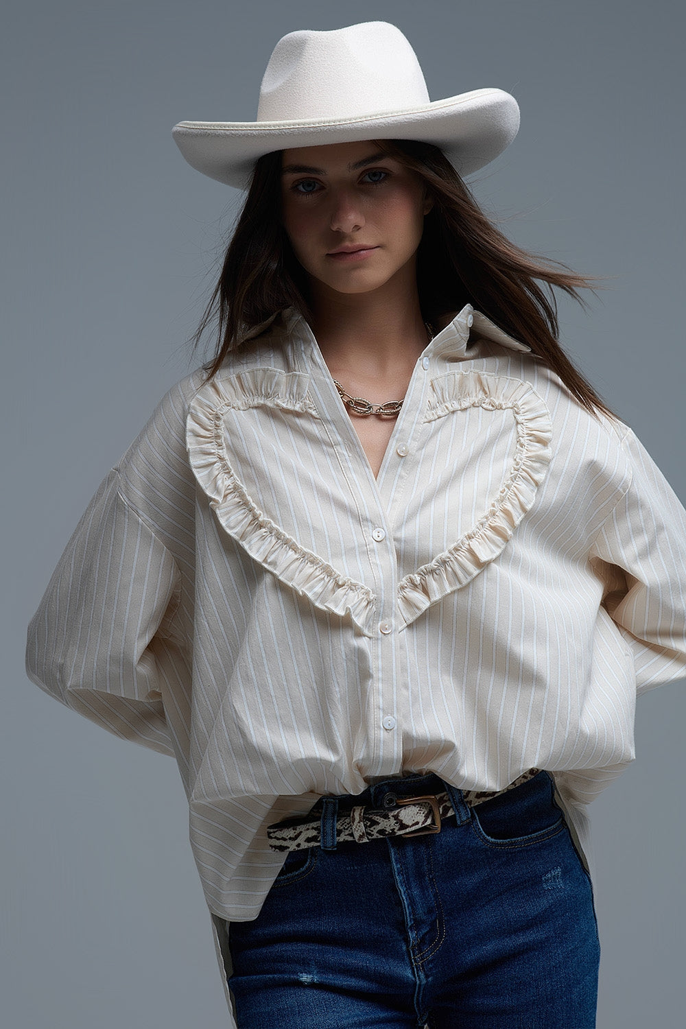 Camisa relajada de rayas beige con detalle de costura corazón Q2