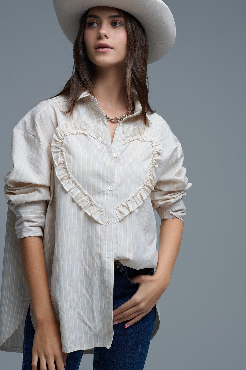 Q2 Camisa relajada de rayas beige con detalle de costura corazón