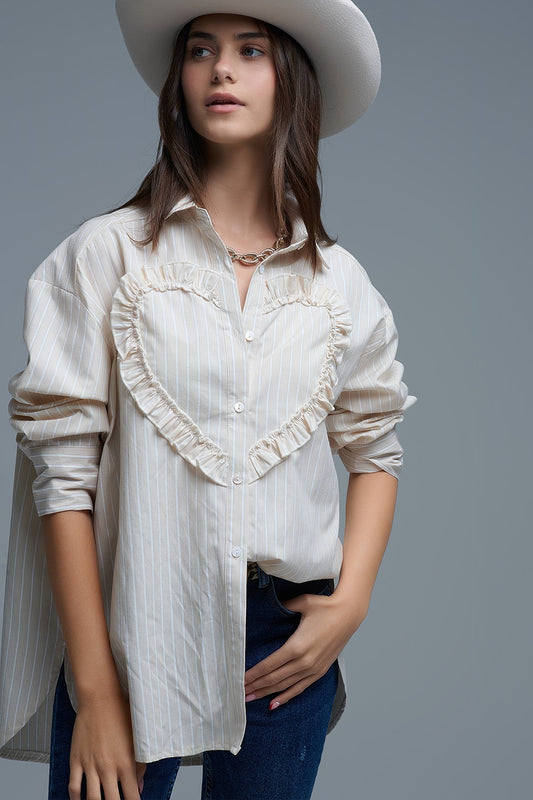 Q2 Camisa relajada de rayas beige con detalle de costura corazón