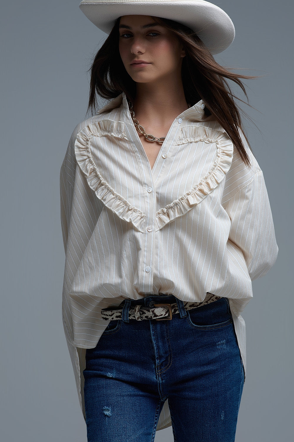 Camisa relajada de rayas beige con detalle de costura corazón Q2