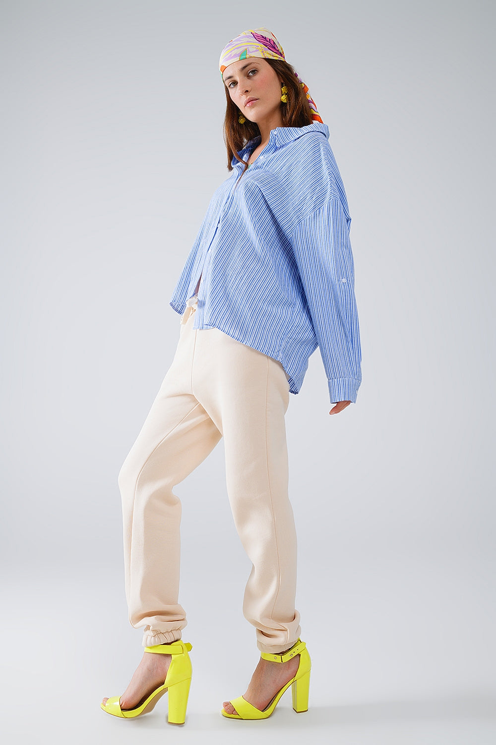 Camisa relajada de rayas finas en azul Q2