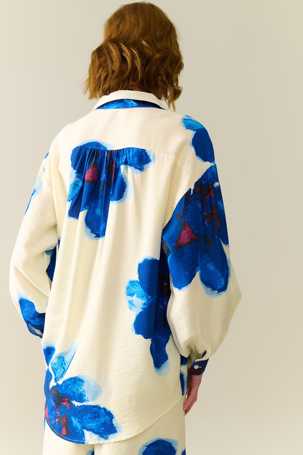 Camisa relajada en blanco con estampado de flores tropicales azules Q2