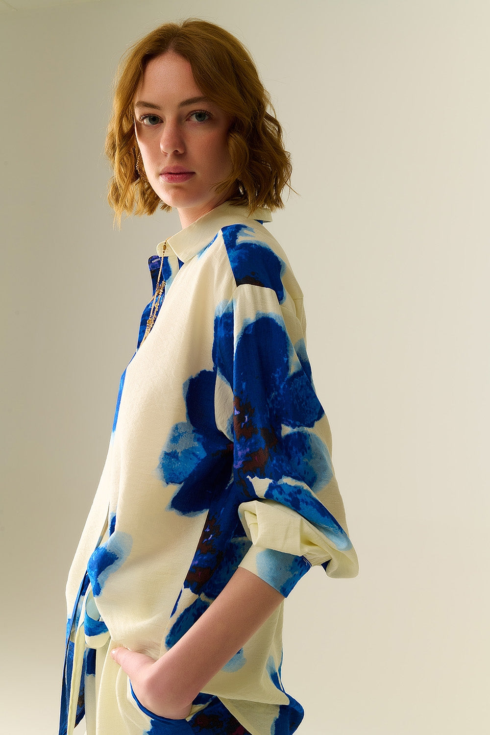 Camisa relajada en blanco con estampado de flores tropicales azules Q2