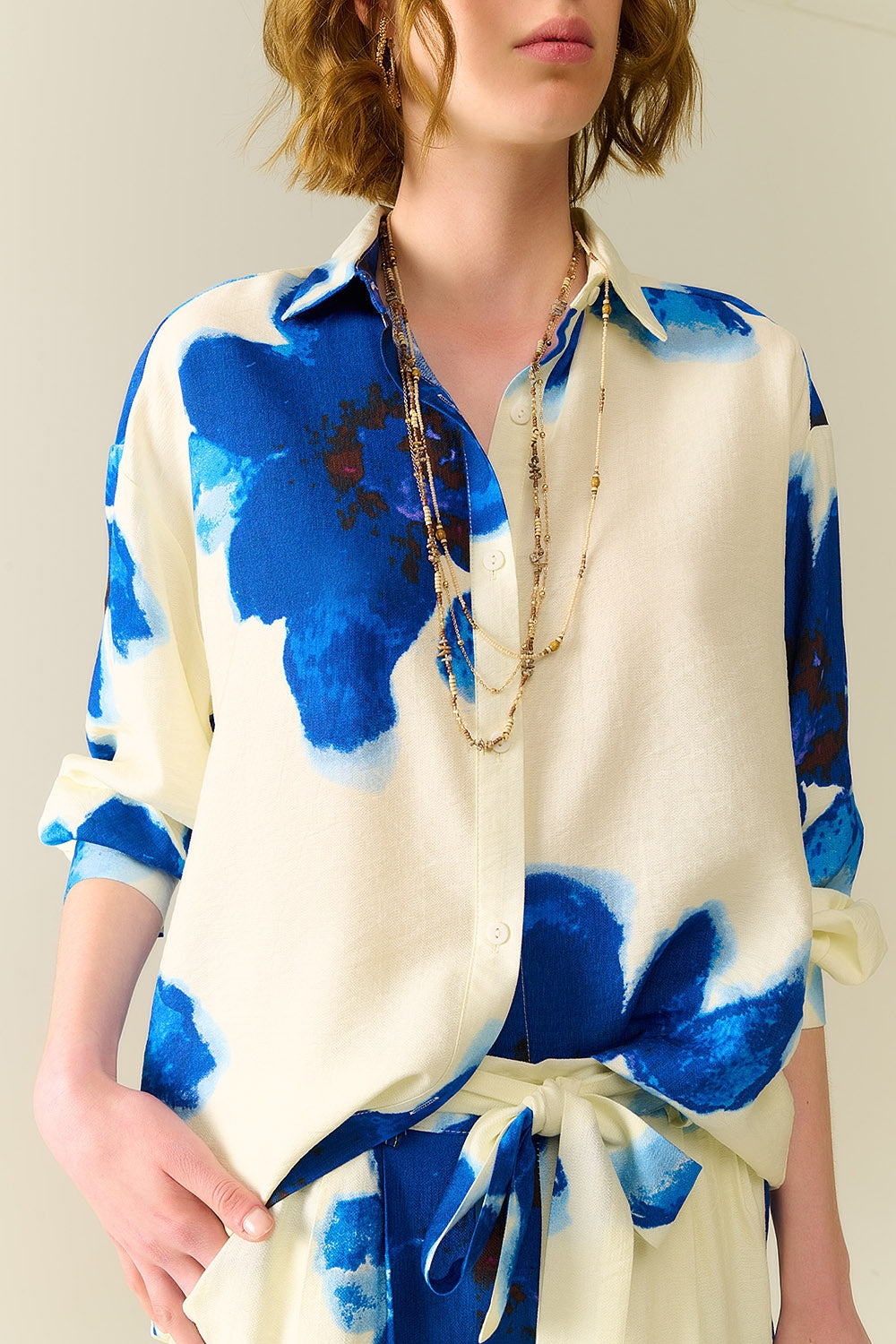 Camisa relajada en blanco con estampado de flores tropicales azules Q2