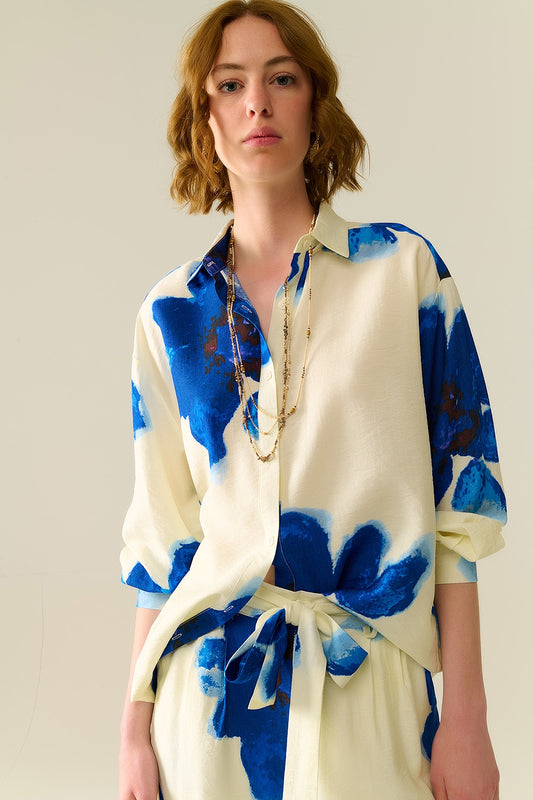 Q2 Camisa relajada en blanco con estampado de flores tropicales azules