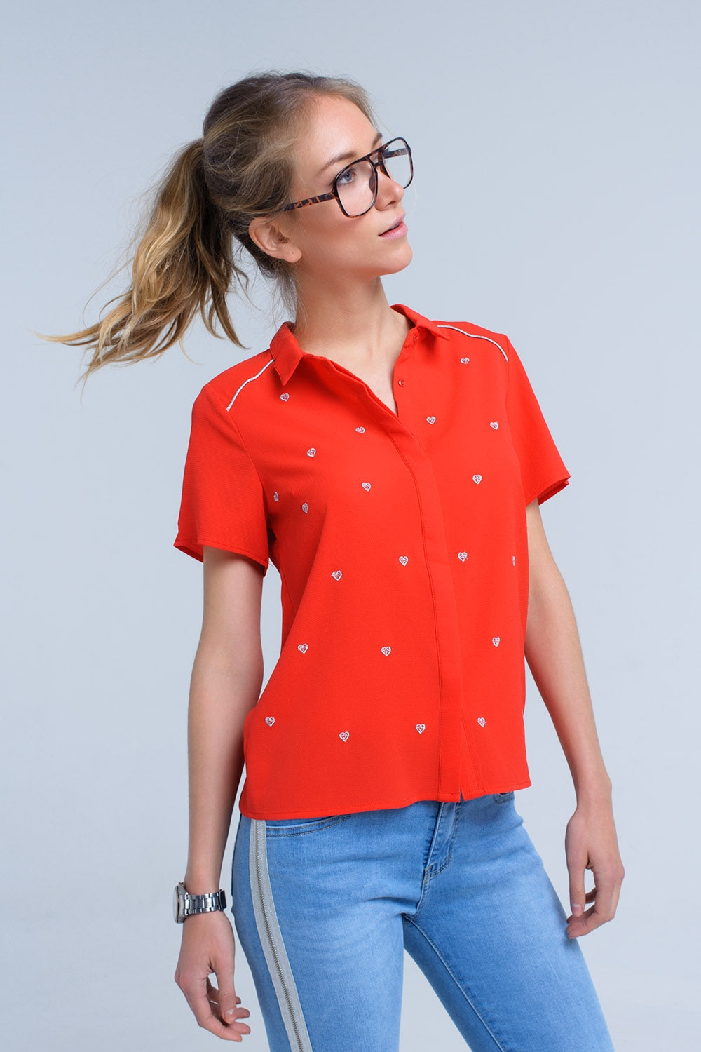 Camisa roja con bordado de corazones Q2