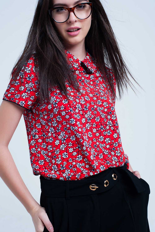 Q2 Camisa roja con flores blancas impresas
