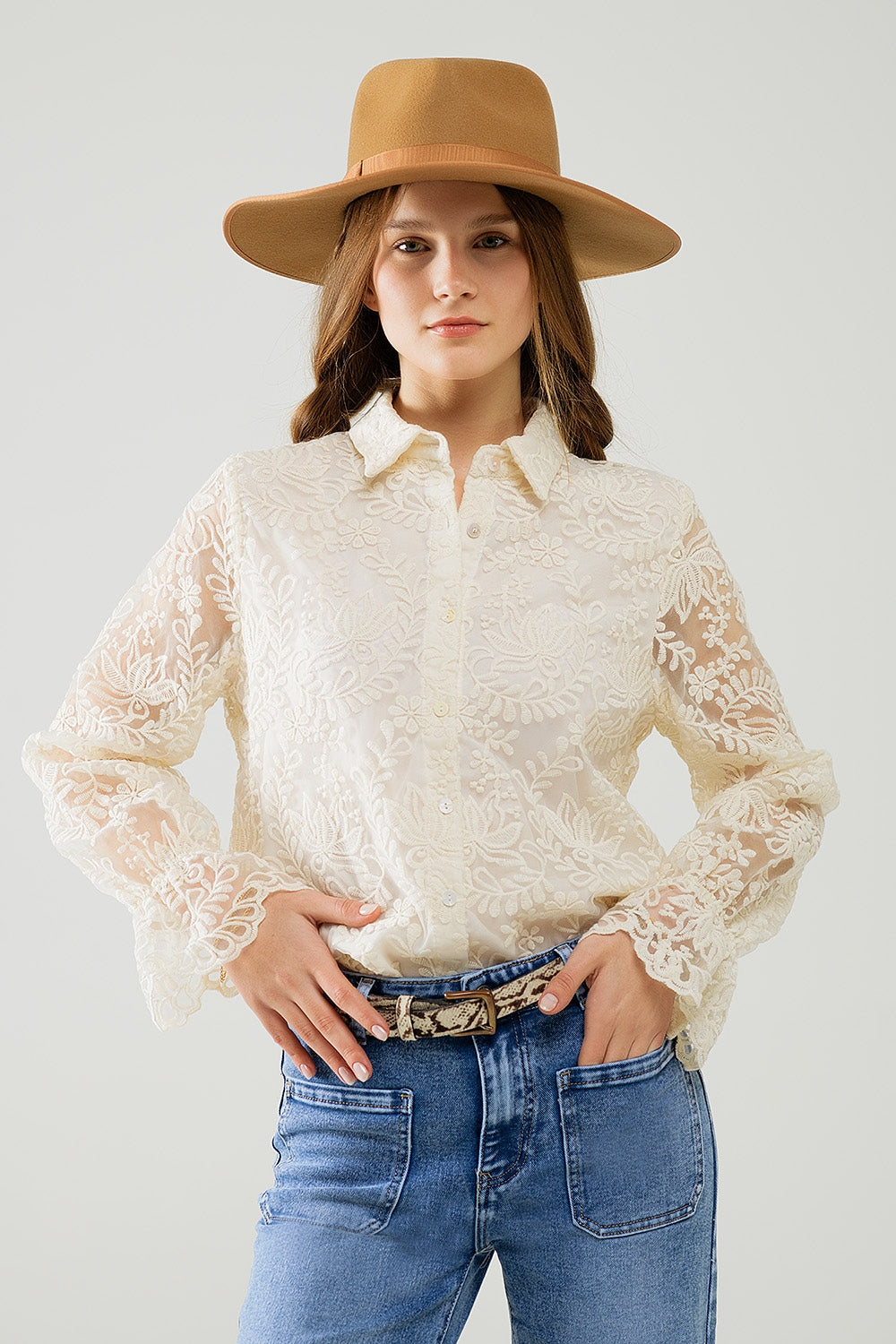 Camisa romántica de encaje color beige con mangas globo Q2