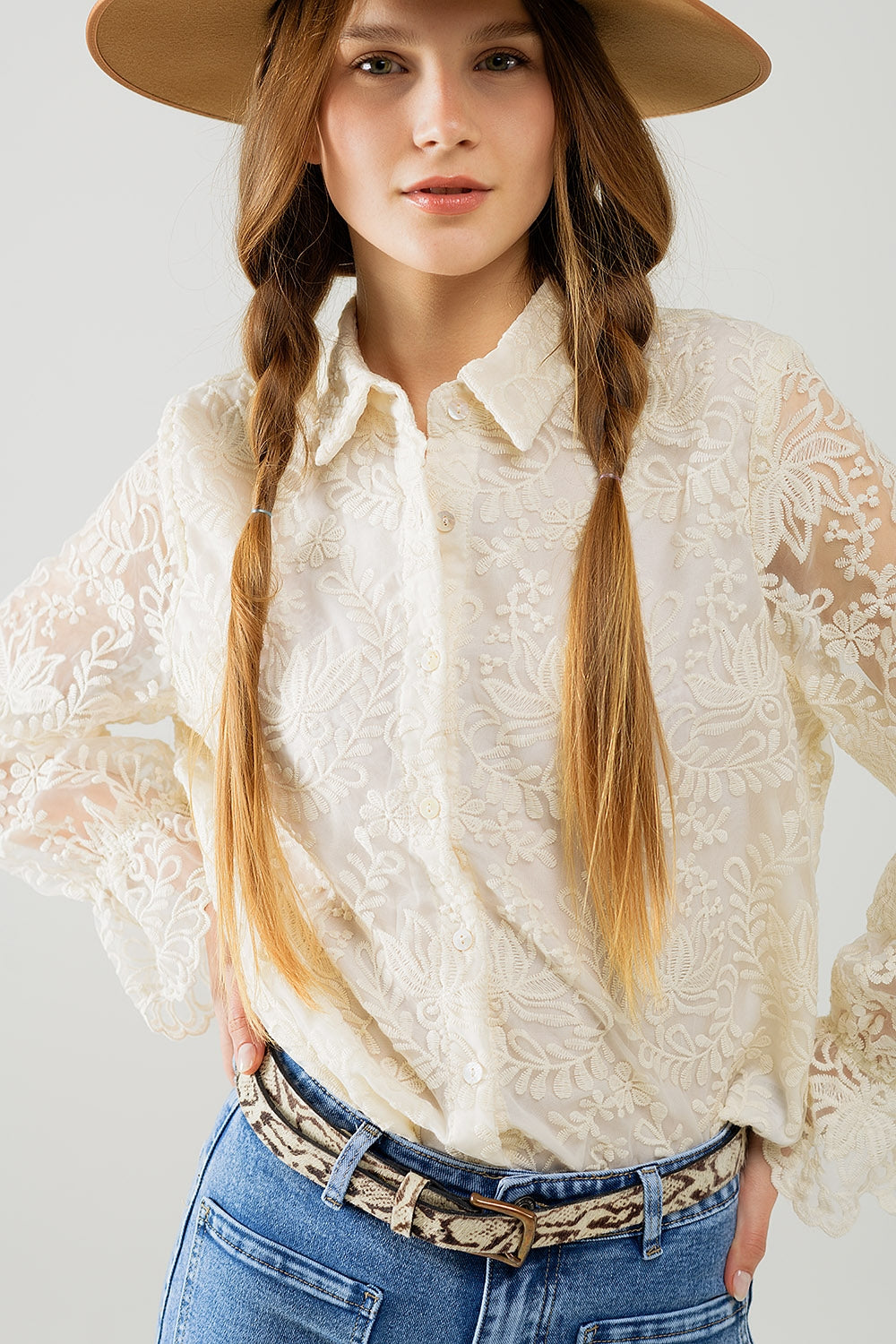 Camisa romántica de encaje color beige con mangas globo Q2