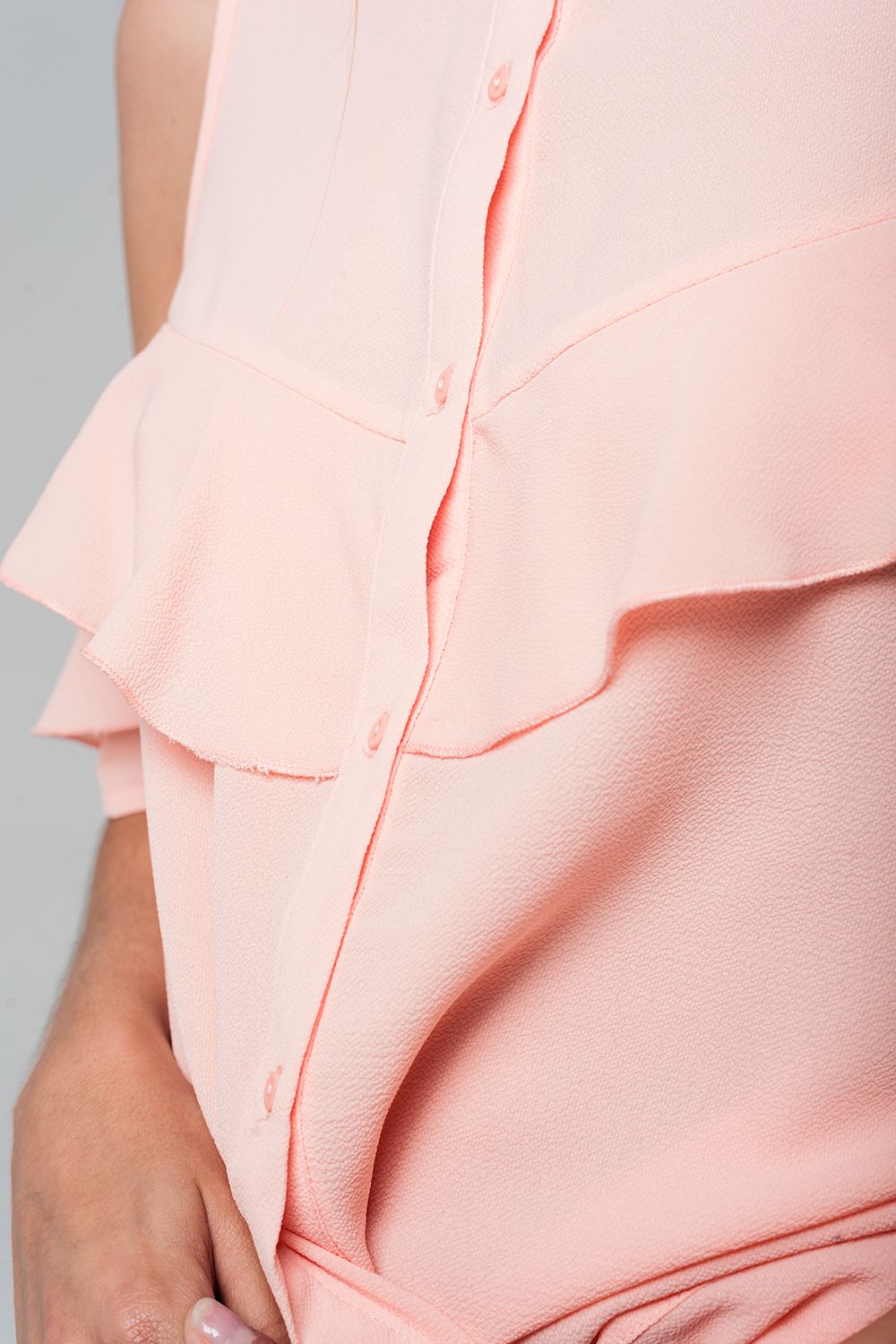 Camisa rosa con detalle de volante Q2