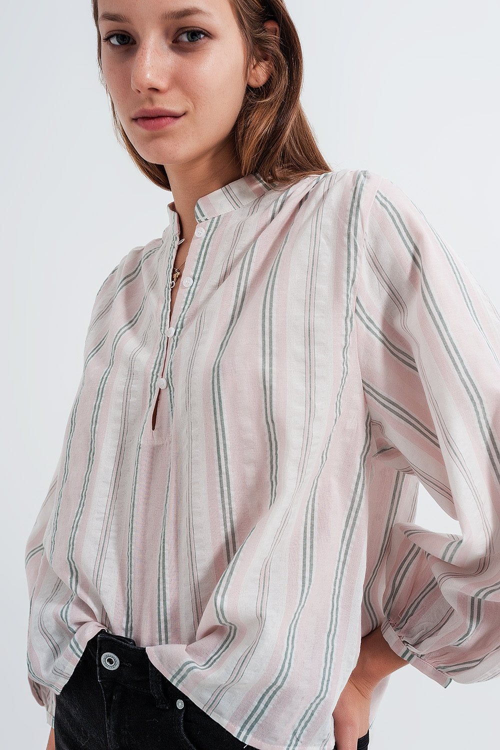 Camisa rosa de rayas con cuello mao Q2