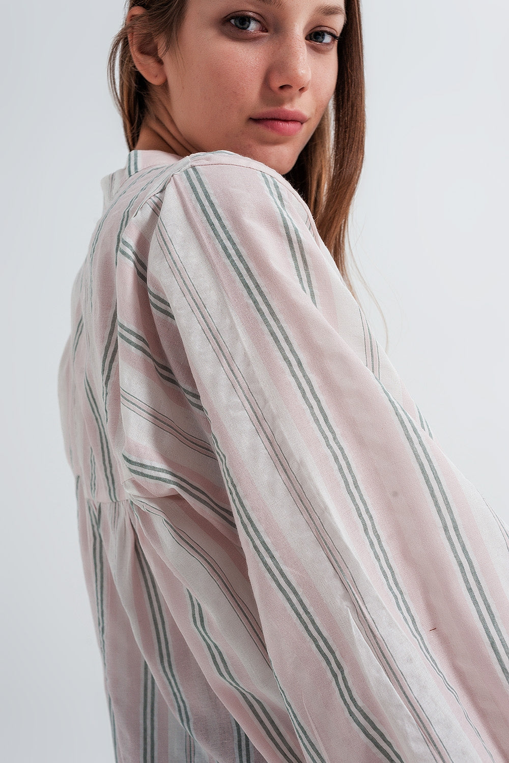 Camisa rosa de rayas con cuello mao Q2