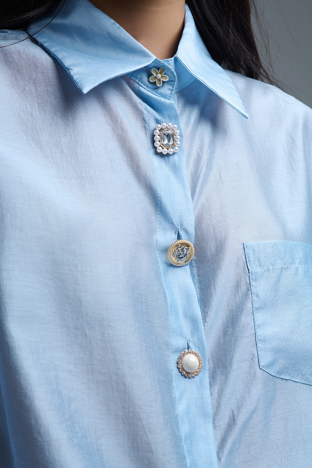 Camisa suelta de seda con botones en azul Q2