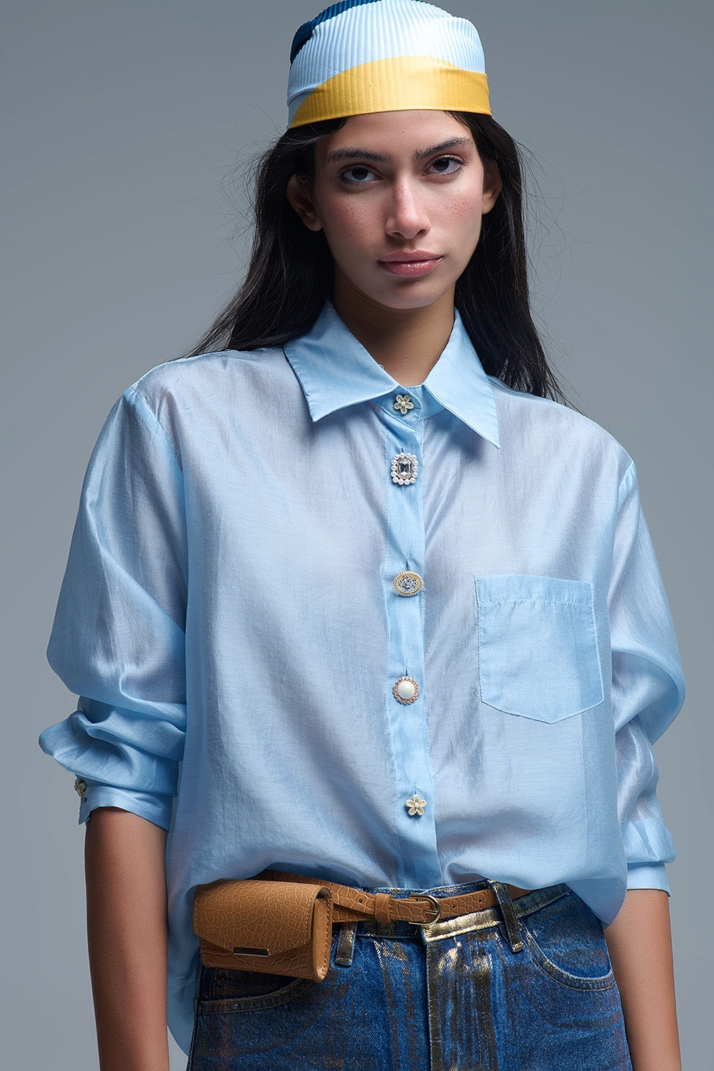 Camisa suelta de seda con botones en azul Q2