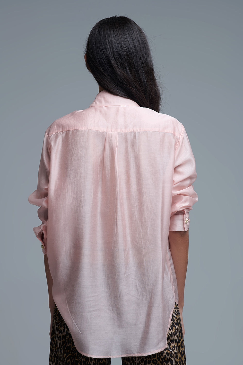 Camisa suelta de seda con botones en rosa Q2