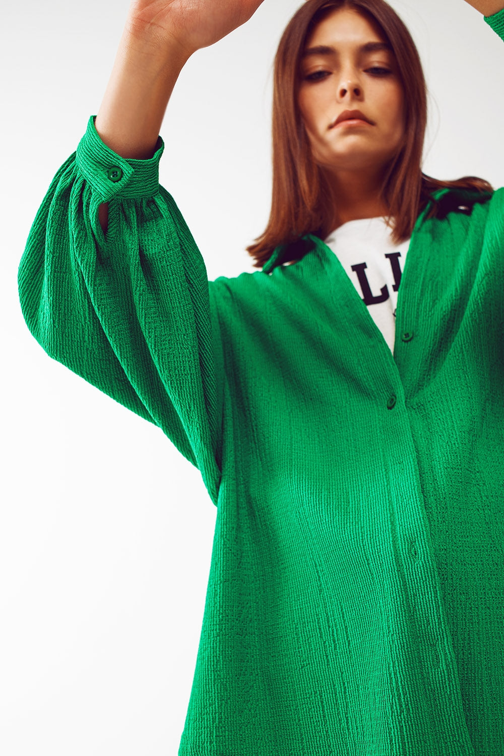 Camisa texturizada con mangas abullonadas en verde Q2