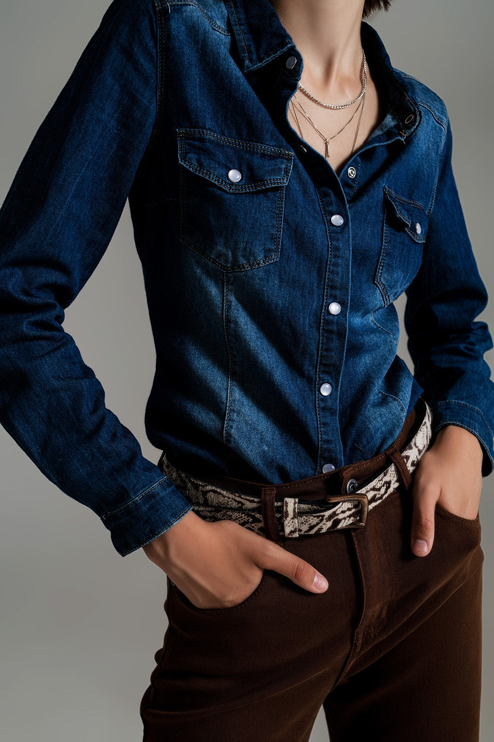 Camisa vaquera con lavado azul medio Q2
