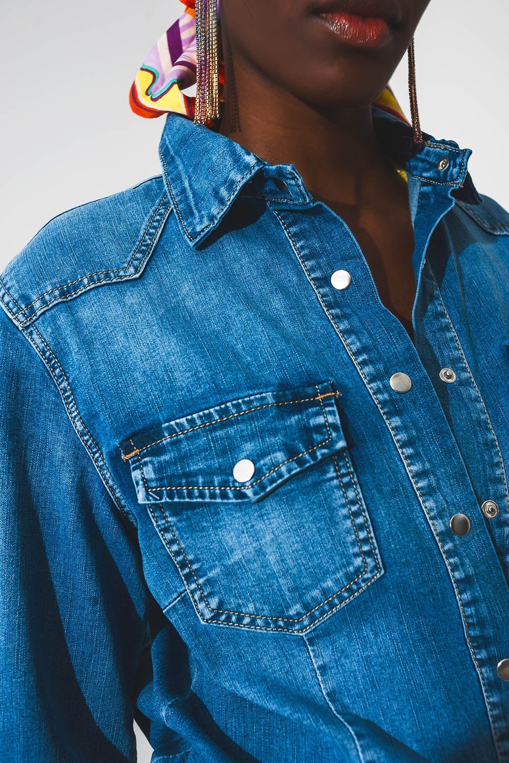 Camisa vaquera elástica en azul medio Q2