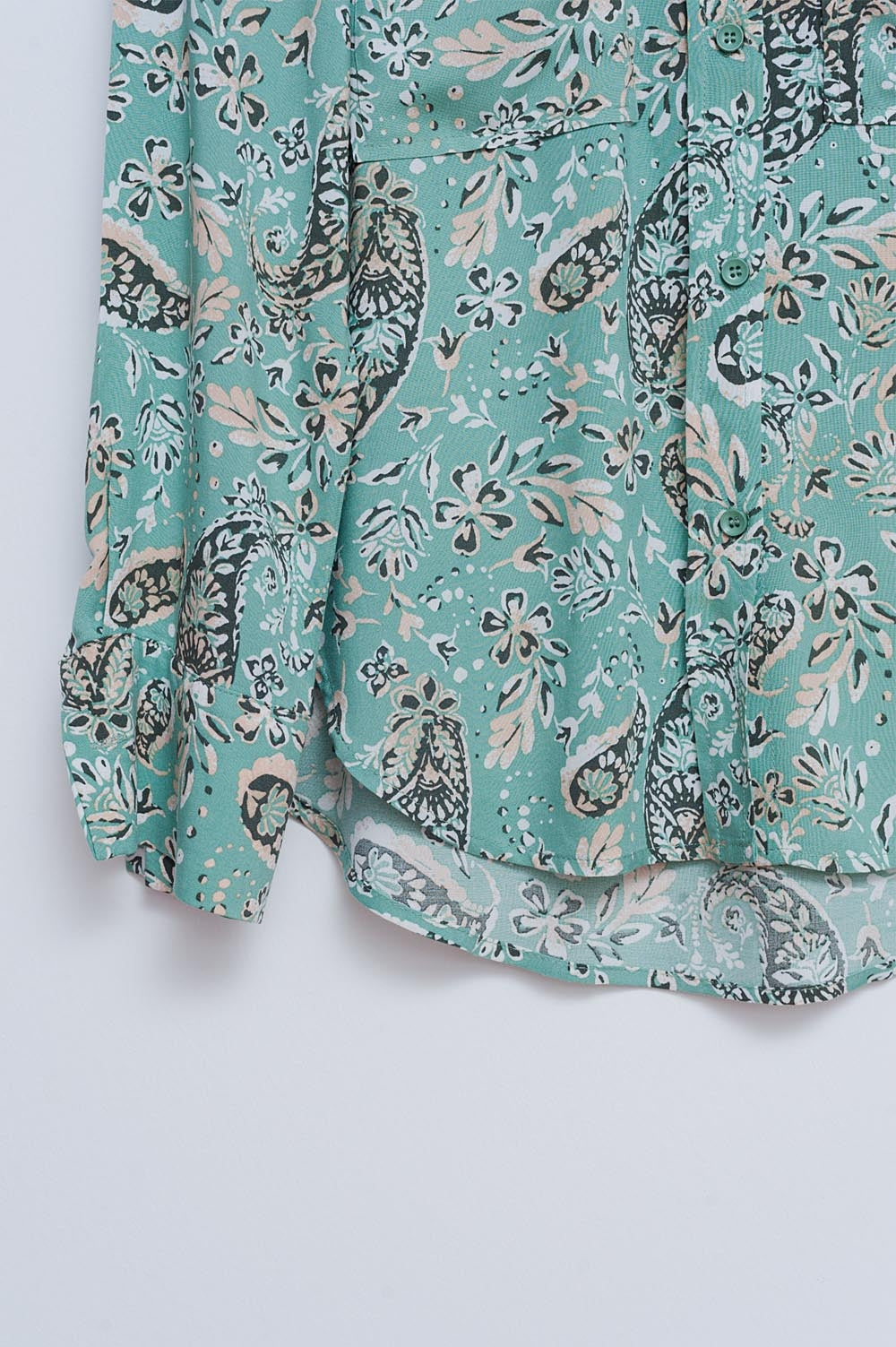 Camisa verde de manga larga con estampado floral y de cachemir Q2
