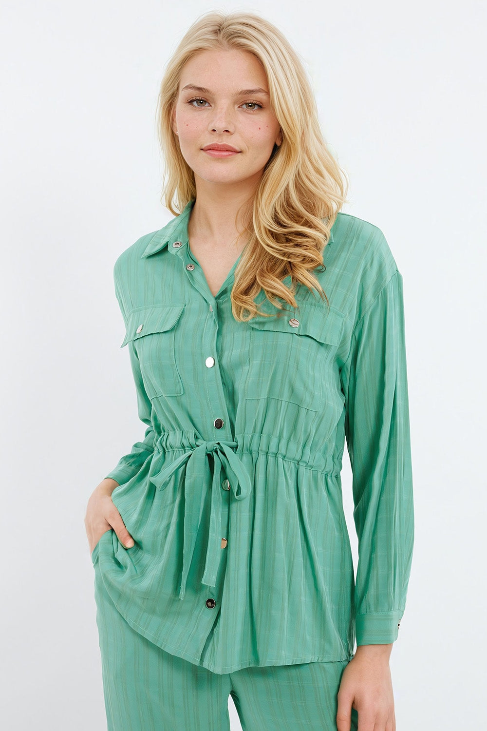 Q2 Camisa verde de manga larga y cintura anudada