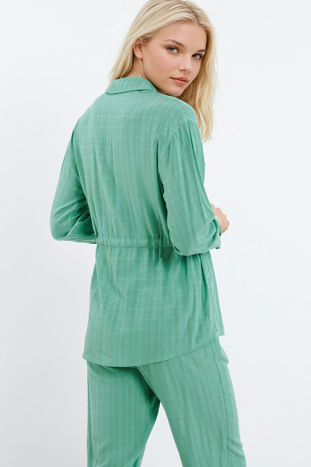 Camisa verde de manga larga y cintura anudada Q2