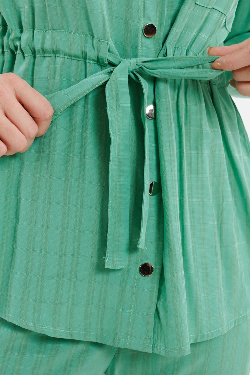 Camisa verde de manga larga y cintura anudada Q2