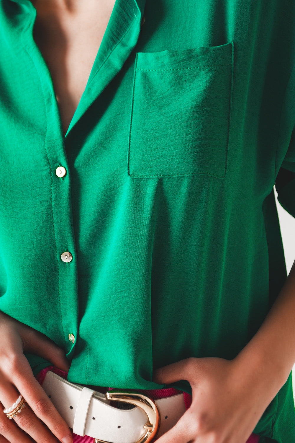 Camisa verde extragrande con detalle de bolsillo Q2