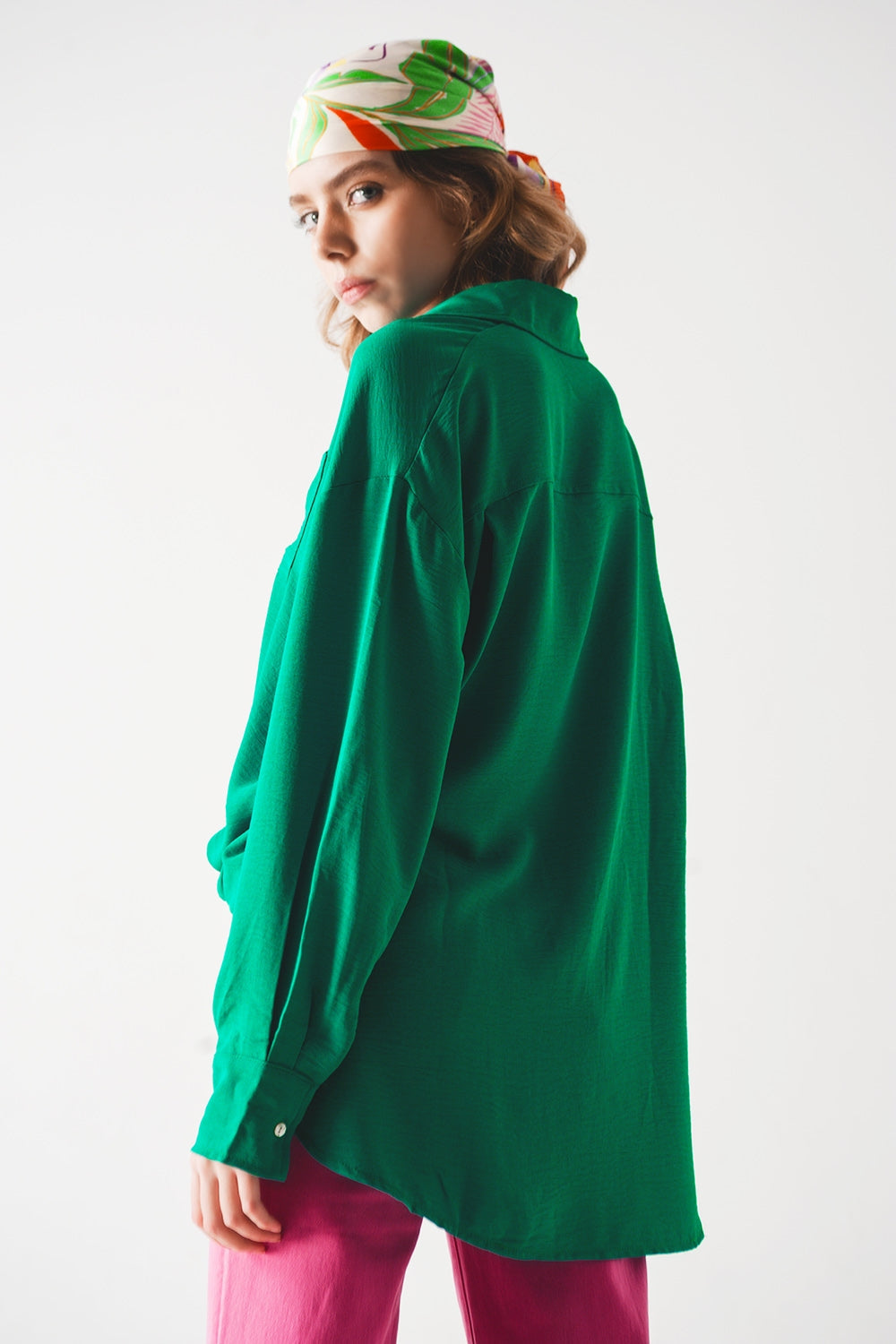 Camisa verde extragrande con detalle de bolsillo Q2