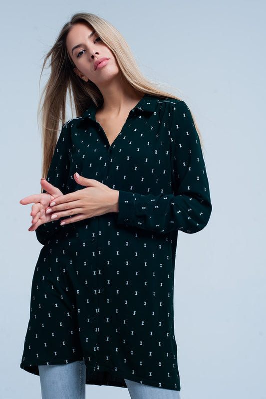 Q2 Camisa Verde larga con estampado en plateado
