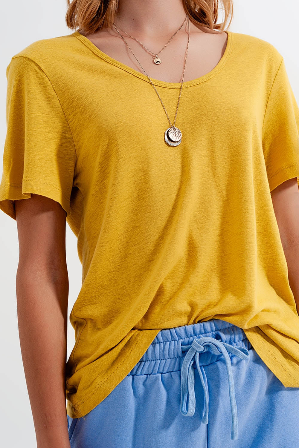 Camiseta amarilla con cuello ancho en tejido de mezcla de lino Q2