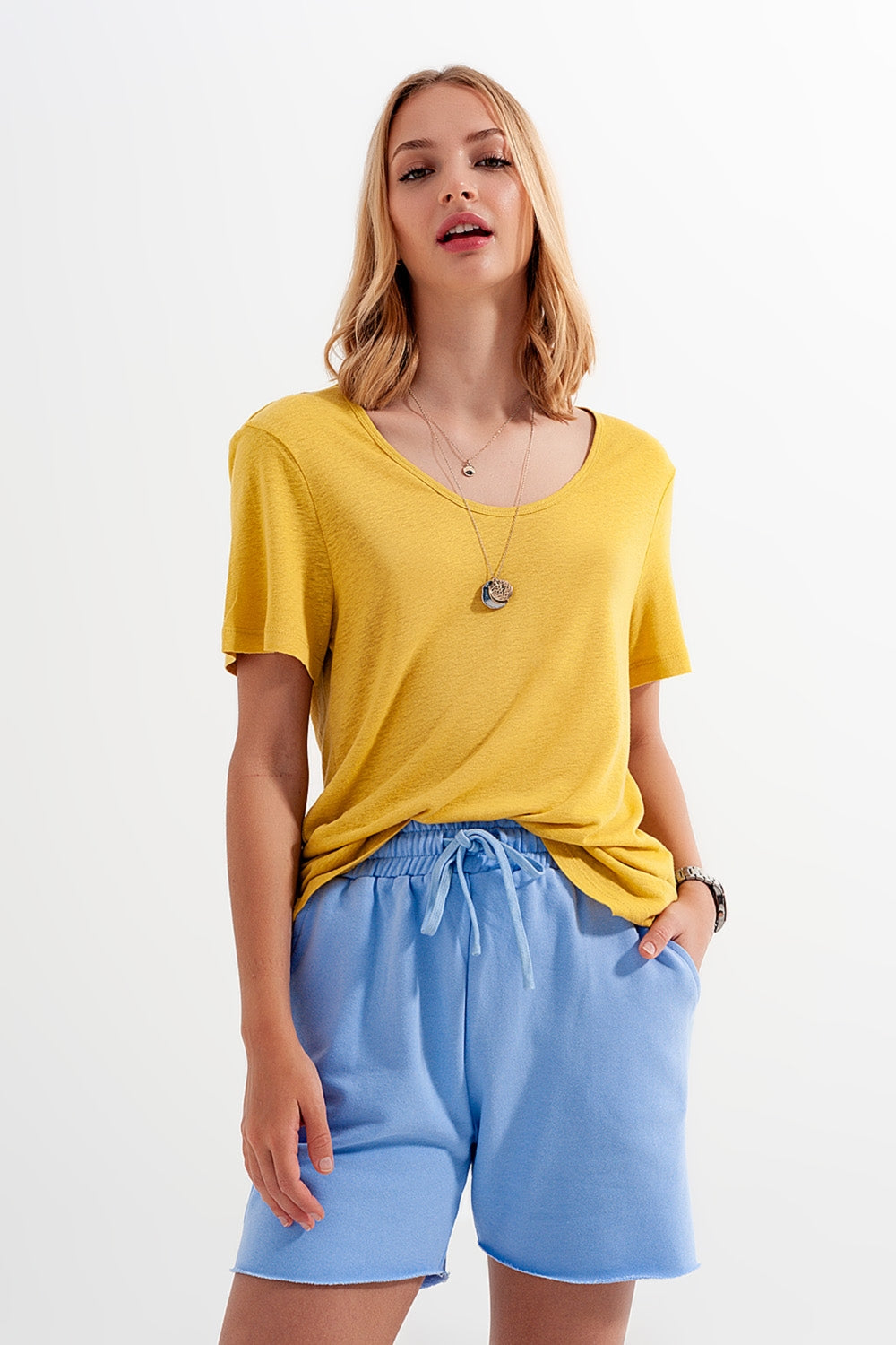 Camiseta amarilla con cuello ancho en tejido de mezcla de lino Q2