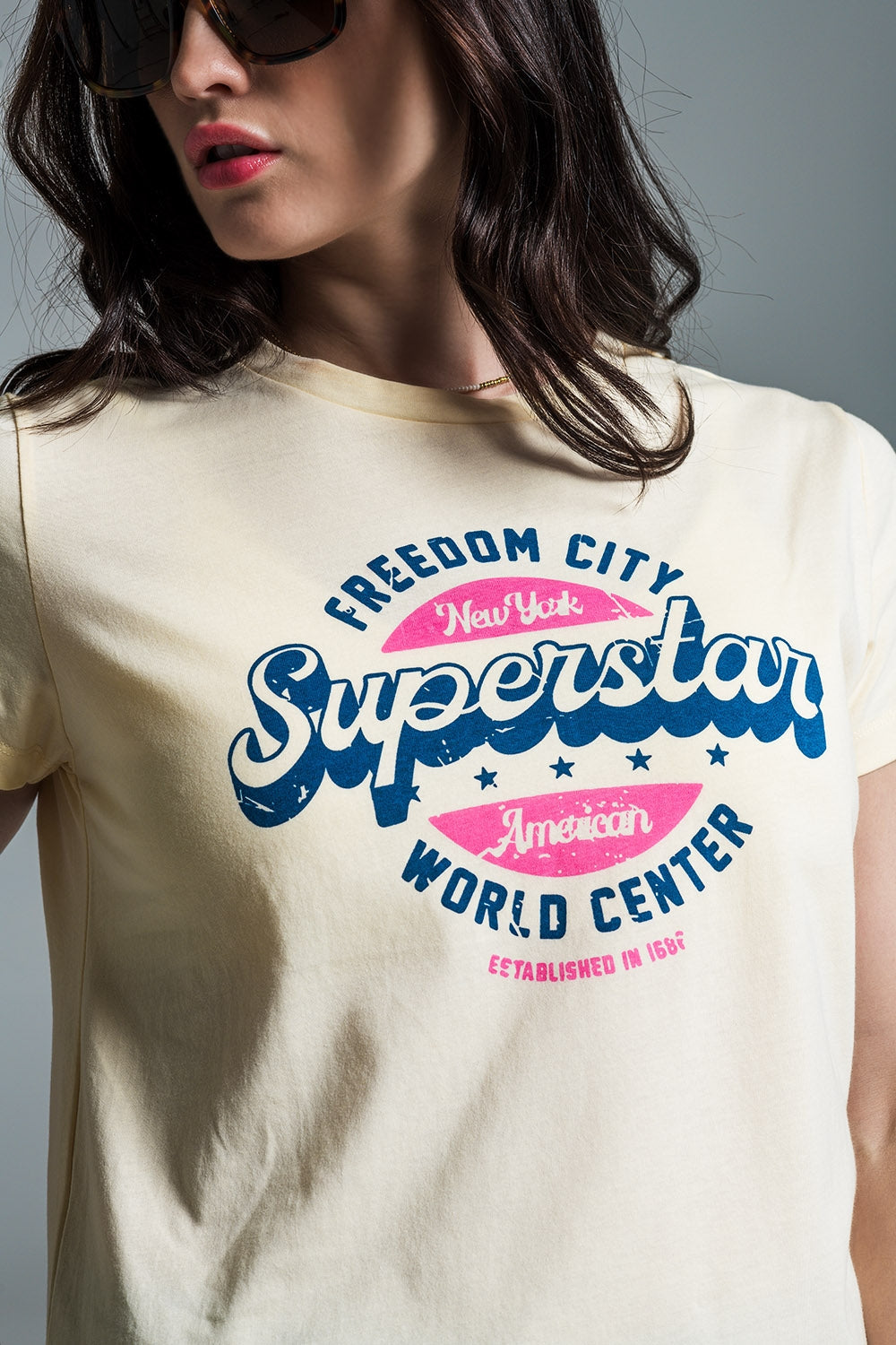 Camiseta amarilla estampada superstar Q2