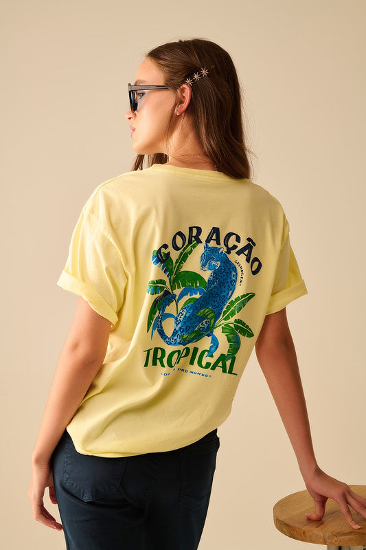 Q2 Camiseta amarilla hecha en Italia con estampado gráfico tropical