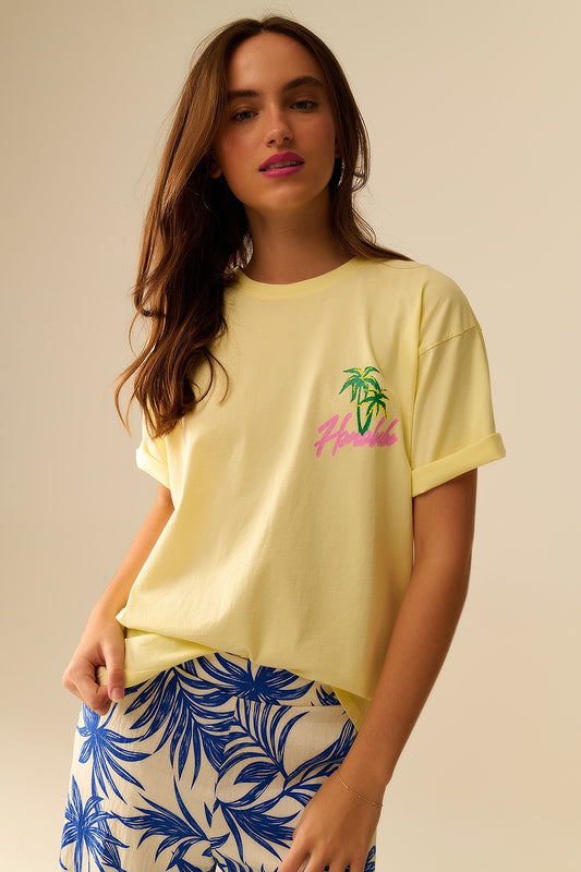 Q2 Camiseta amarilla hecha en Italia con gráfico de Honolulu