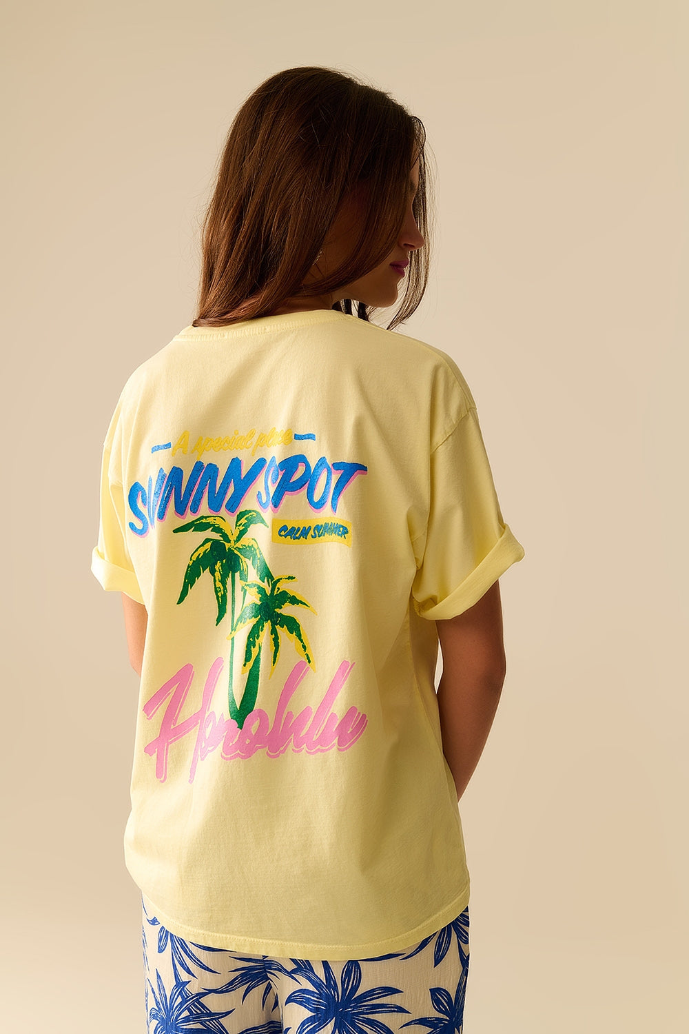 Camiseta amarilla hecha en Italia con gráfico de Honolulu Q2