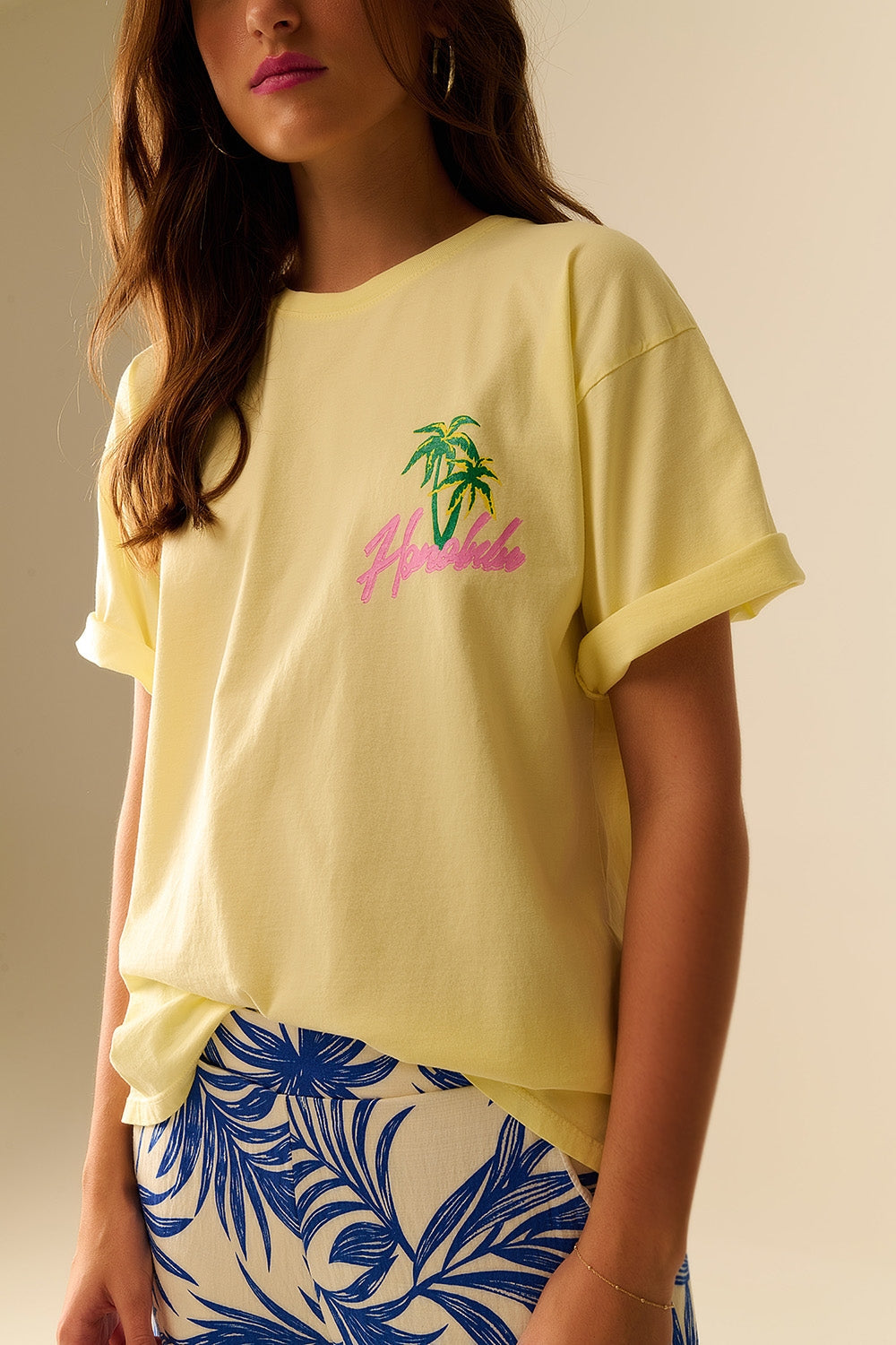 Camiseta amarilla hecha en Italia con gráfico de Honolulu Q2