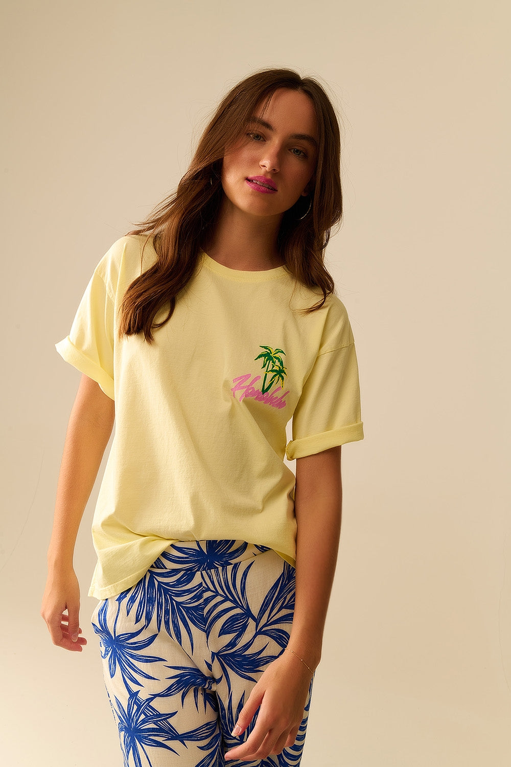 Camiseta amarilla hecha en Italia con gráfico de Honolulu Q2
