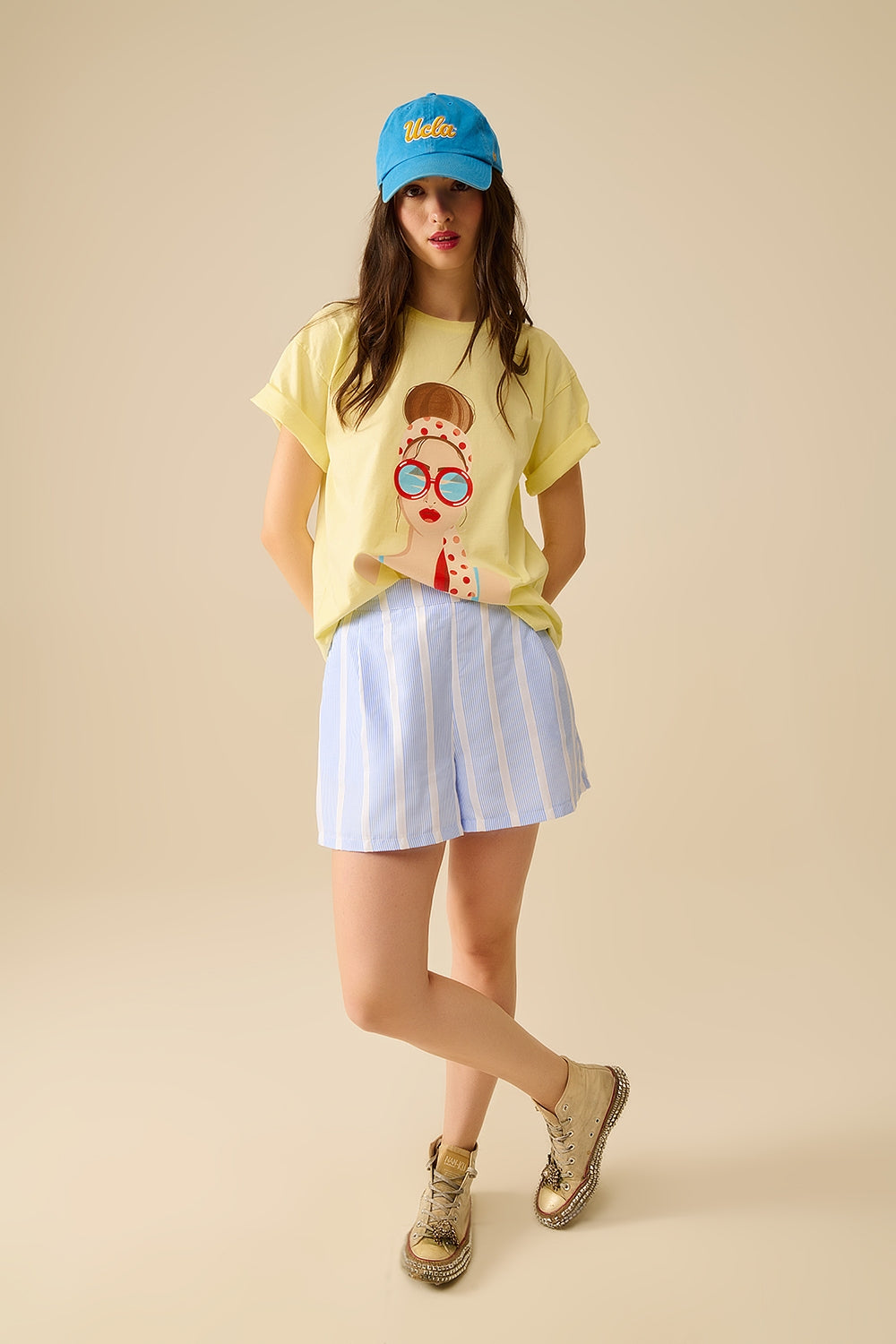 Camiseta amarilla made in Italy con gráfico de chica vintage Q2