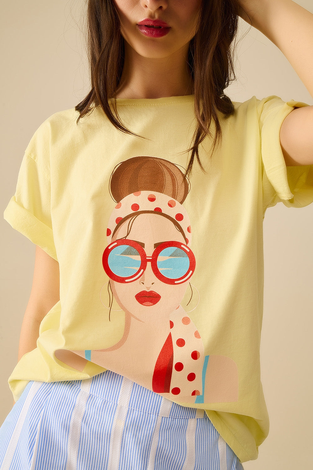 Camiseta amarilla made in Italy con gráfico de chica vintage Q2