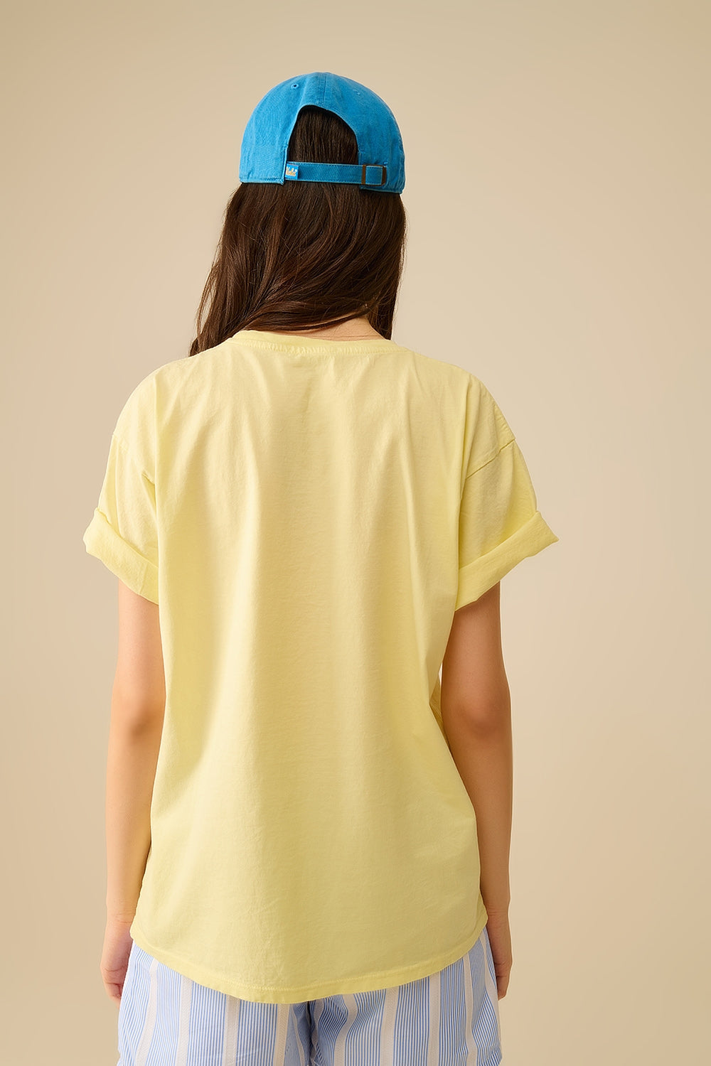 Camiseta amarilla made in Italy con gráfico de chica vintage Q2