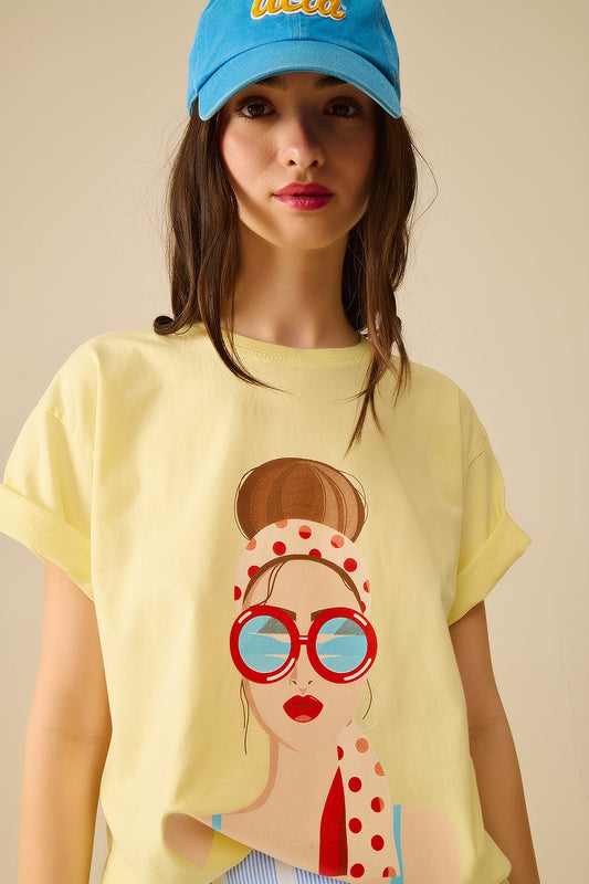 Q2 Camiseta amarilla made in Italy con gráfico de chica vintage