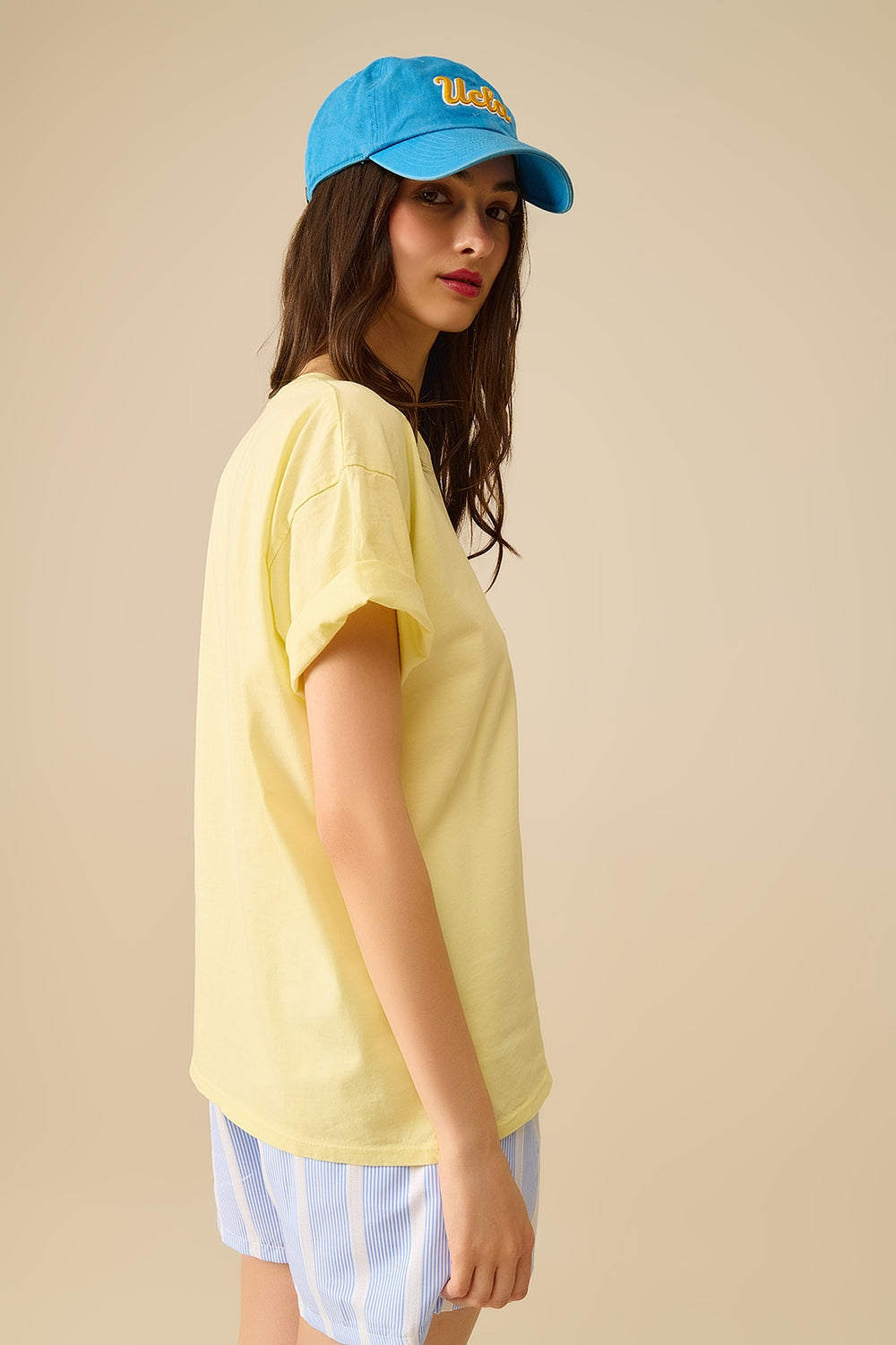 Camiseta amarilla made in Italy con gráfico de chica vintage Q2