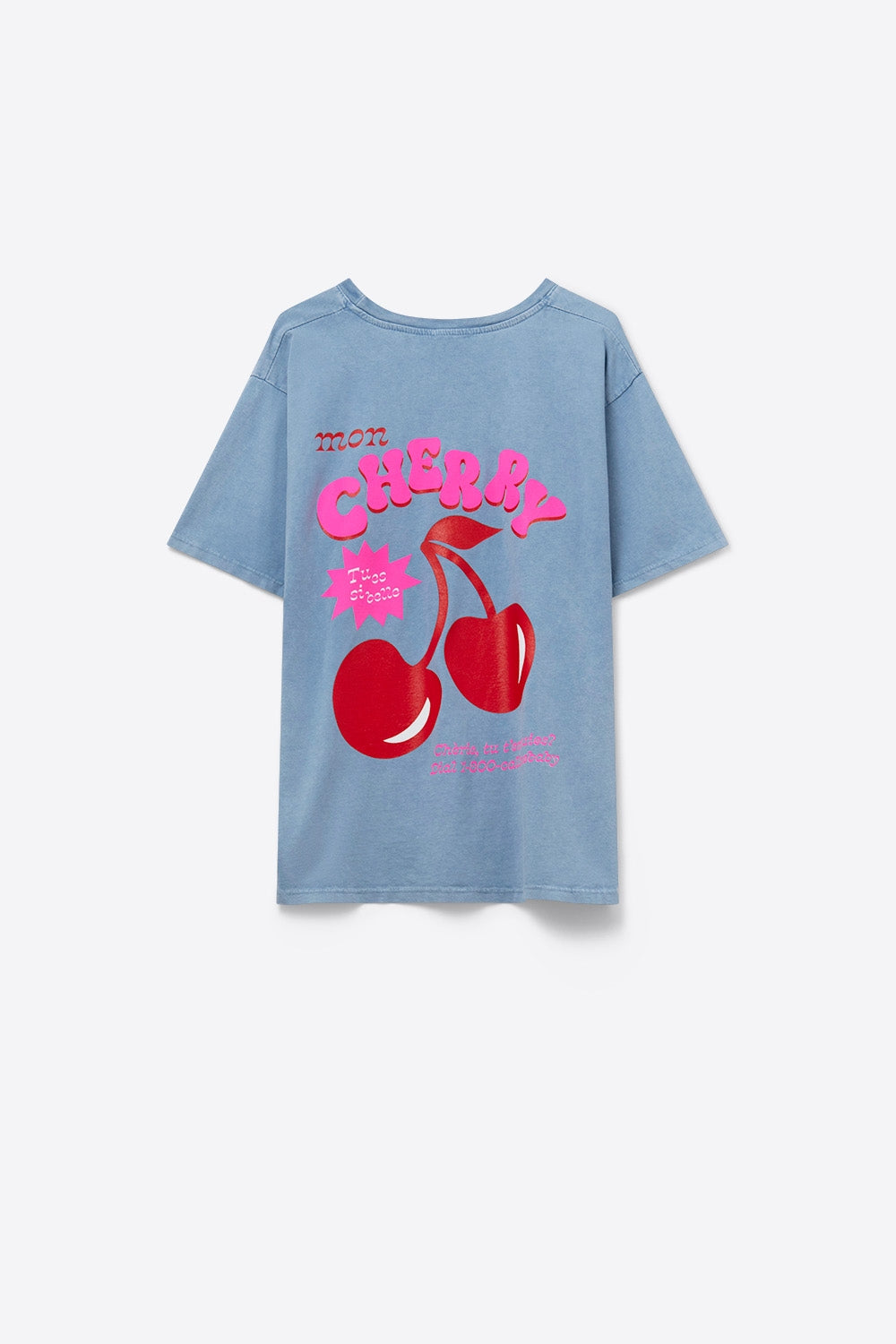 Camiseta azul con cereza en el logo y letras Q2